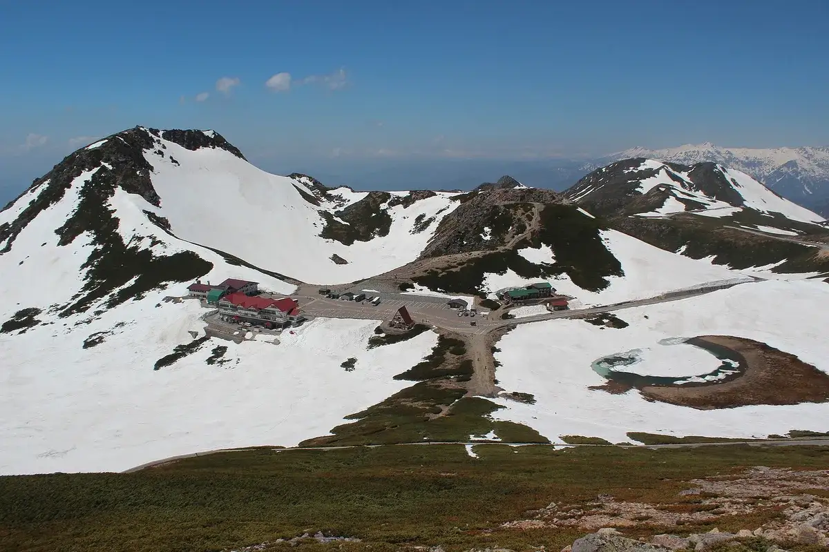 Snow patches around Tatamidaira and the surrounding Norikura peaks